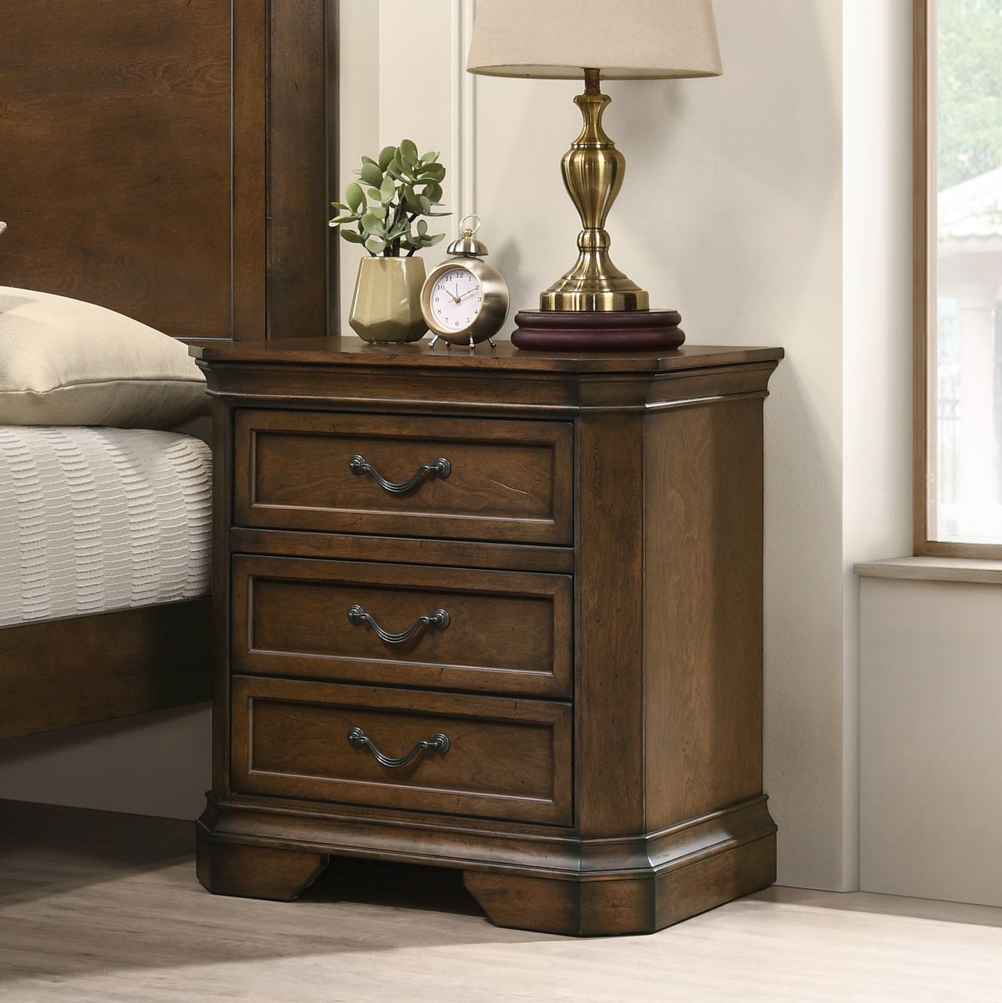 Buena Vista 3 Pc. Queen Bedroom Suite in Walnut