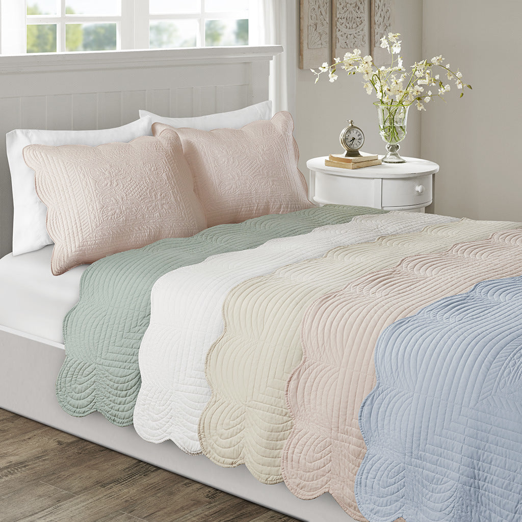 3 Piece Reversible Scalloped Edge Quilt Set